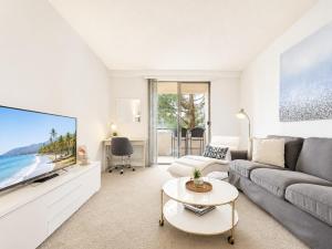 SPECIAL OFFER - Modern Apartment in La Jolla UTC with Free Parking - Close to Beaches, Shopping, Dining, UCSD