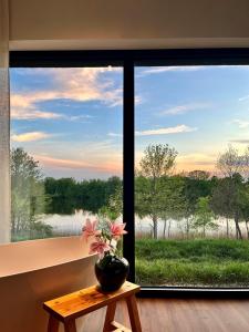 DOBRE 23j - Dom nad jeziorem, z basenem i linią brzegową