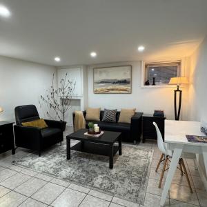 Modern Private 2-Bedroom Guest Suite l Lower Level lFree Parking