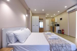 Golden Sun mini suites - 8 minutes from Athens Airport
