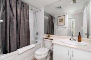 Chic Waterfront Studio Steps to DT Toronto
