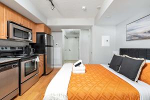 Chic Waterfront Studio Steps to DT Toronto