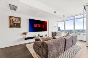 Rax Town - 2 Story Loft Condo with Skyline View beside CN tower and the Rogers Center