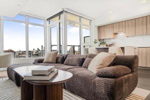 Rax Town - 2 Story Loft Condo with Skyline View beside CN tower and the Rogers Center