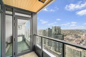 Rax Town - 2 Story Loft Condo with Skyline View beside CN tower and the Rogers Center
