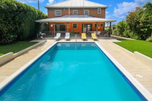 Large 4-bed Family Friendly Home with Pool Just 2 mins from Beach - Chindwin