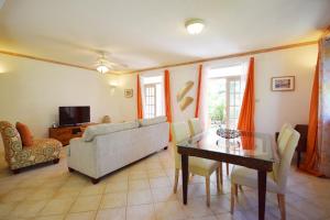 Large 3-bed townhouse wshared pool