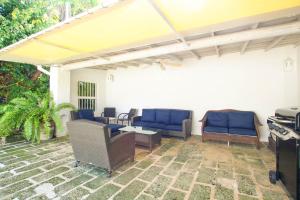 Poolside Paradise Near Beach - Pavilion Villa