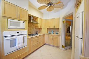 3 Min Walk to Beach - Blessed Manor 6 Bed House