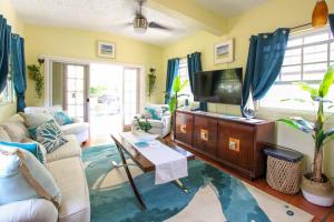 Large pool gardens and close to beach - Aqua Bliss