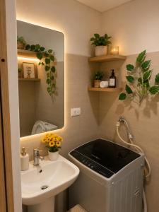 Affordable condo staycation Shore SM Moa