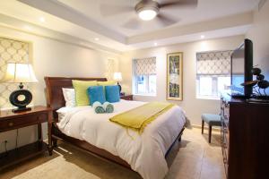 Stunning Beachfront 2-Bed Condo with Pool - Ocean One 204