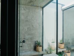 Tropical 2BR with Ice Bath Next to Finns, Atlas