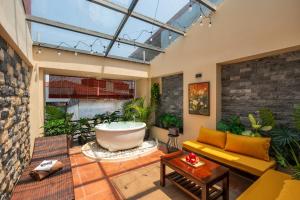 The Lightwell House Luxury Jacuzzi and Central