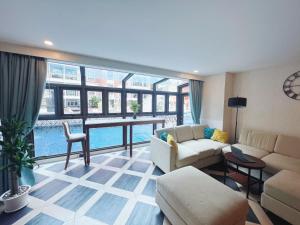 Espana pool access