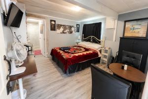 Guest Suite Private Retreat for 2 Guests With AC - 4 Units Available