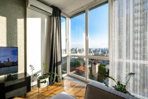10-230 Yaroslaviv Grad, Bulvarno Kudriavska 17, Kyiv centre, Golden Gate metro nearby, fantastic city view, 15 kW backup power, Petrovdim Apartment