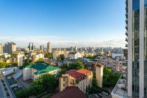 10-230 Yaroslaviv Grad, Bulvarno Kudriavska 17, Kyiv centre, Golden Gate metro nearby, fantastic city view, 15 kW backup power, Petrovdim Apartment