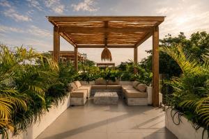 New Tropical Villa - Private Pool & Sunset rooftop