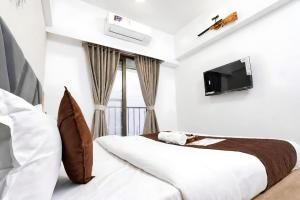 Spacious 3 Bedroom Apartment at Kalina, Santacruz East 5 mins from Bandra Kurla Complex