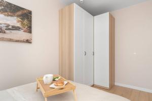 Spacious Apartment with a Large Balcony & 3 Bedrooms by Noclegi Renters