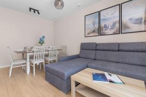 Spacious Apartment with a Large Balcony & 3 Bedrooms by Noclegi Renters