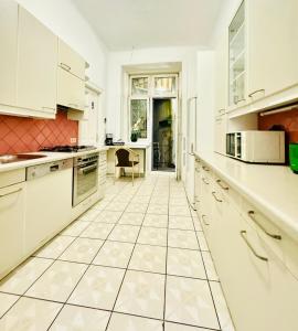 Cozy Private Rooms in 9-Bedroom Apartment Near Augarten