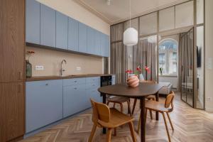 Elara Suite - 2BR for 5 - Next to the Main Station
