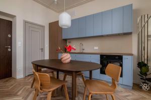 Elara Suite - 2BR for 5 - Next to the Main Station