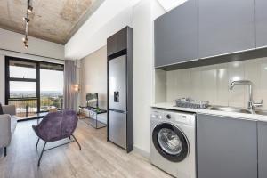 The Lineal 205 - Urban 1BR Escape in Sandton Rooftop Pool Access