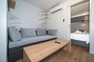 Camping Nevia - Mobile Home with Sea View & Shared Swimming Pool