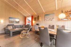 6 Personen Ferienhaus in direkter Seelage mit Bootsteg und Kanu sowie Sauna, Whirlpool und Kaminofen in Otterndorf