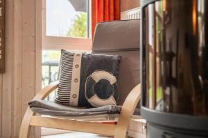 6 Personen Ferienhaus in direkter Seelage mit Bootsteg und Kanu sowie Sauna, Whirlpool und Kaminofen in Otterndorf