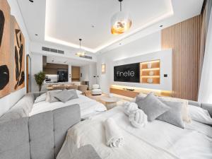 Relax & Shop 3BDR Apartment by Circle Mall