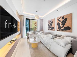 Relax & Shop 3BDR Apartment by Circle Mall