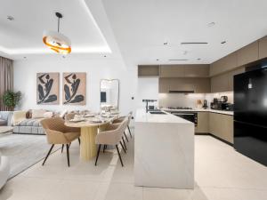Relax & Shop 3BDR Apartment by Circle Mall