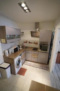 Modern 2BR Near City Park with AC & Free Parking