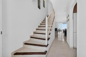 Spacious 3-Bedroom Apartment with Panoramic Sea Views