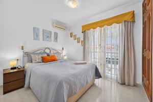 Spacious 3-Bedroom Apartment with Panoramic Sea Views