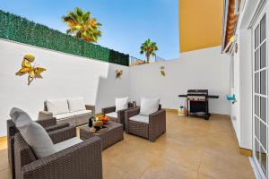 Spacious 3-Bedroom Apartment with Panoramic Sea Views
