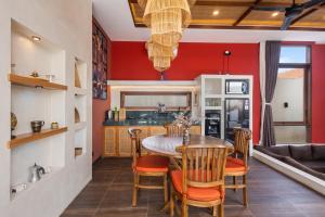 Vibrant Tropical Sanctuary, Charming 2BR Villa