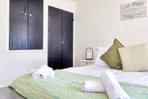 3 Bed - Sleeps 5 - Wi-Fi - Parking
