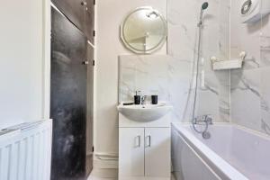 3 Bed - Sleeps 5 - Wi-Fi - Parking
