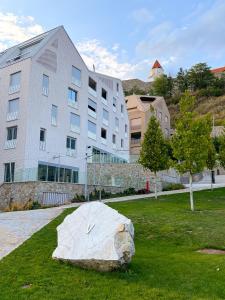 Design Apartment - Steps from the Castle and Danube