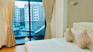 Lazzlla Gardens Luxurious 3 BR Apartment