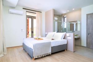 Lux Villa Nymphes Dioni, 30m from beach with Pool, BBQ and Play Area