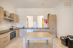 3BR Apartment in Spinola Bay with Sunny Balcony and AC