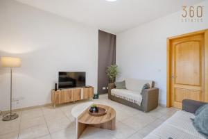 3BR Apartment in Spinola Bay with Sunny Balcony and AC