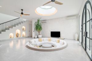Casa Contenta Canggu - Luxury 5BR Private Pool Villa