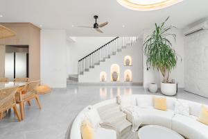 Casa Contenta Canggu - Luxury 5BR Private Pool Villa